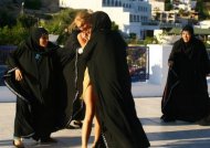 Agentia de presa mondena Madalina Draghici, batuta de araboaice pentru ca purta costum de baie