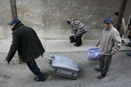 fotoreportaj cum sunt batjocoriti pensionarii la impartirea pachetelor 96063 304528