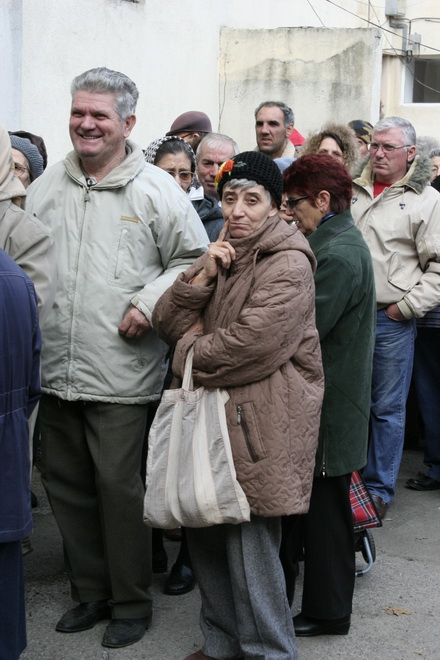 fotoreportaj cum sunt batjocoriti pensionarii la impartirea pachetelor 96063 304528