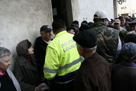 fotoreportaj cum sunt batjocoriti pensionarii la impartirea pachetelor 96063 304528