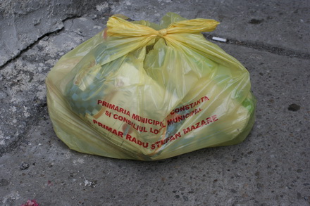 fotoreportaj cum sunt batjocoriti pensionarii la impartirea pachetelor 96063 304528
