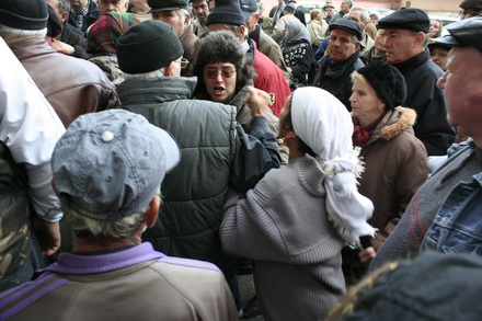 fotoreportaj cum sunt batjocoriti pensionarii la impartirea pachetelor 96063 304528