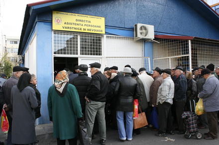 fotoreportaj cum sunt batjocoriti pensionarii la impartirea pachetelor 96063 304528