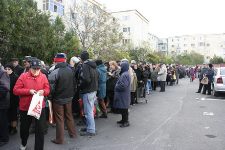 fotoreportaj cum sunt batjocoriti pensionarii la impartirea pachetelor 96063 304528