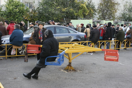 fotoreportaj cum sunt batjocoriti pensionarii la impartirea pachetelor 96063 304528