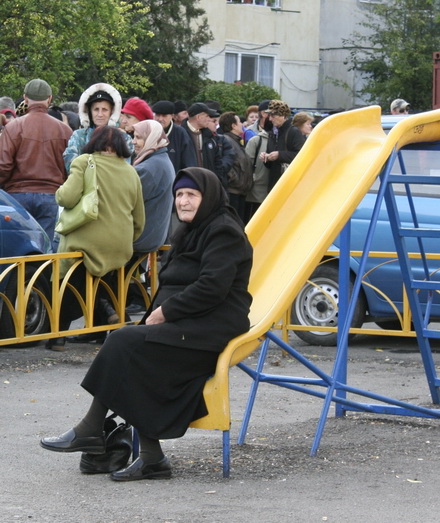 fotoreportaj cum sunt batjocoriti pensionarii la impartirea pachetelor 96063 304528