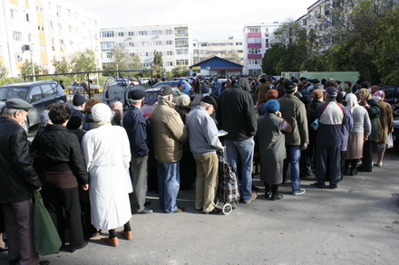 fotoreportaj cum sunt batjocoriti pensionarii la impartirea pachetelor 96063 304528