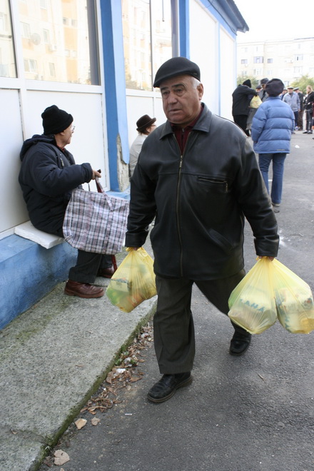 fotoreportaj cum sunt batjocoriti pensionarii la impartirea pachetelor 96063 304528