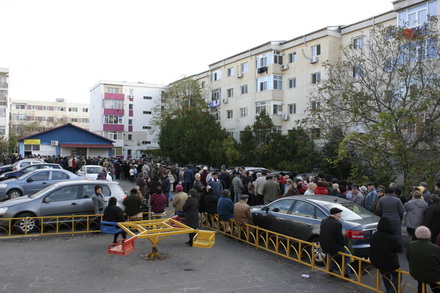 fotoreportaj cum sunt batjocoriti pensionarii la impartirea pachetelor 96063 304528