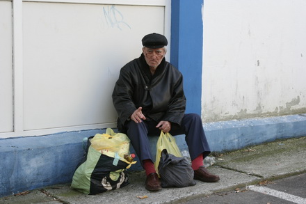 fotoreportaj cum sunt batjocoriti pensionarii la impartirea pachetelor 96063 304528