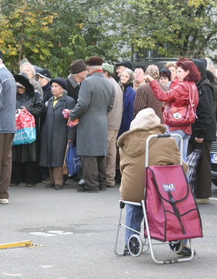 fotoreportaj cum sunt batjocoriti pensionarii la impartirea pachetelor 96063 304528