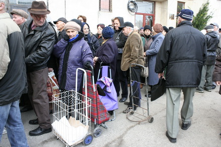 fotoreportaj cum sunt batjocoriti pensionarii la impartirea pachetelor 96063 304528