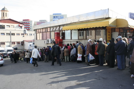 fotoreportaj cum sunt batjocoriti pensionarii la impartirea pachetelor 96063 304528
