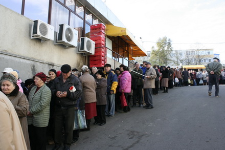 fotoreportaj cum sunt batjocoriti pensionarii la impartirea pachetelor 96063 304528