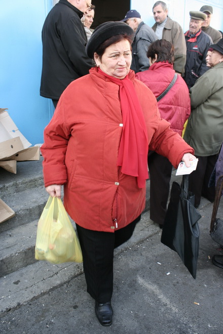 fotoreportaj cum sunt batjocoriti pensionarii la impartirea pachetelor 96063 304528