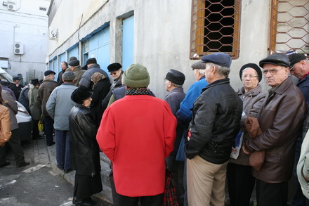 fotoreportaj cum sunt batjocoriti pensionarii la impartirea pachetelor 96063 304528