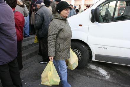 fotoreportaj cum sunt batjocoriti pensionarii la impartirea pachetelor 96063 304528