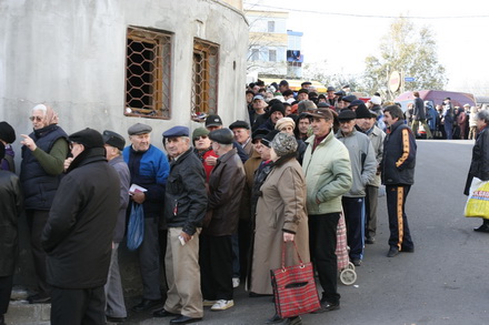 fotoreportaj cum sunt batjocoriti pensionarii la impartirea pachetelor 96063 304528