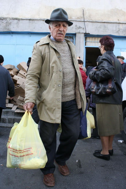 fotoreportaj cum sunt batjocoriti pensionarii la impartirea pachetelor 96063 304528