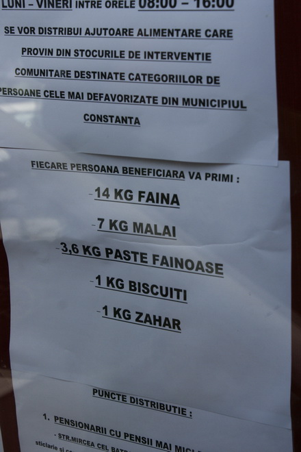 fotoreportaj cum sunt batjocoriti pensionarii la impartirea pachetelor 96063 304528