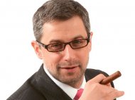 Cancan Radu Moraru şi-a luat adio de la telespectatorii B1 TV! Uite ce cadou de despărţire a primit de la Robert Turcescu! (video)