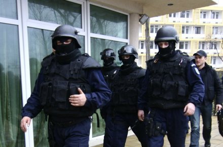 perchezitii_-_politie_mascati___.jpg perchezitii_-_politie_mascati___.jpg