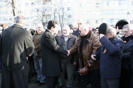 invitatia prefectului palaz a avut succes inghesuiala la depunerea de coroane pentru martirii cazuti