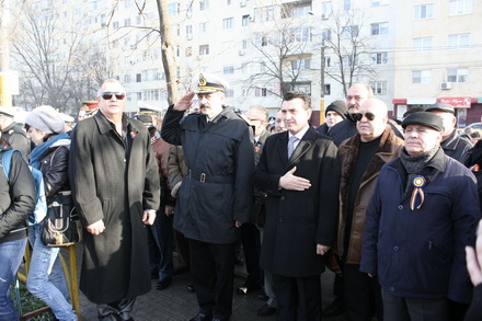 invitatia prefectului palaz a avut succes inghesuiala la depunerea de coroane pentru martirii cazuti