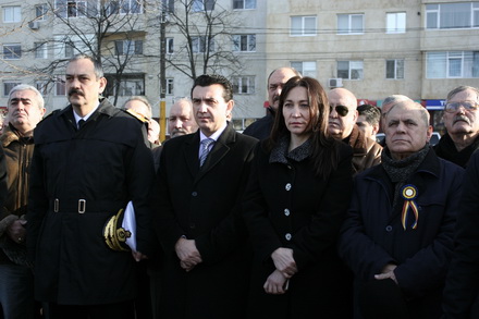 invitatia prefectului palaz a avut succes inghesuiala la depunerea de coroane pentru martirii cazuti