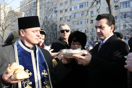 invitatia prefectului palaz a avut succes inghesuiala la depunerea de coroane pentru martirii cazuti