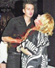 Cancan Oana Roman s-a combinat in club cu Szukala!