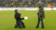 Click! Cerere în căsătorie refuzată. S-a făcut de râs în faţa a mii de oameni prezenţi pe un stadion (video)