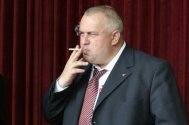 Nicuşor le-a mai pregătit o surpriză artiştilor  Îi dă afară din case în pragul Crăciunului  