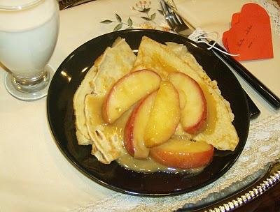 clatite-cu-mere-caramelizate.jpg clatite-cu-mere-caramelizate.jpg