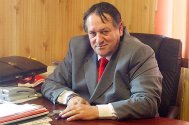 Primarul din Ciobanu, acuzat că-şi ară pământul cu tractorul primăriei Ioan Suciu - „Şi, care-i problema?!\