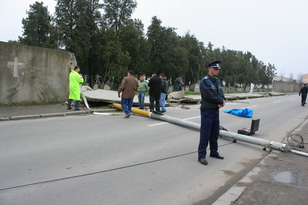 fotoreportaj accident gardul cimitirului central 99776 320374