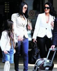 CancanDe mana cu fiica artistului