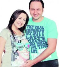 ClickAndra şi Măruţă îşi strâng azi în braţe băieţelul