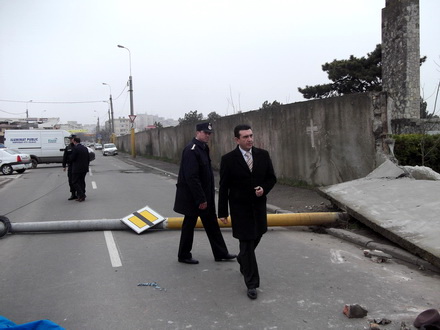 prefectul claudiu iorga palaz avertizeaza atentie gardul cimitirului central risca sa cada galerie foto