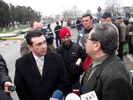 prefectul claudiu iorga palaz avertizeaza atentie gardul cimitirului central risca sa cada galerie foto