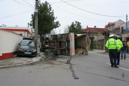 accident_rutier_str_Chiliei_Razboieni_audi_si_caminoneta_iveco_00.jpg