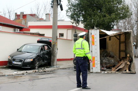 afacerist_accident_rutier_str_Chiliei_Razboieni_audi_si_caminoneta_iveco_9.jpg afacerist_accident_rutier_str_Chiliei_Razboieni_audi_si_caminoneta_iveco_9.jpg