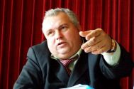 Nicuşor strecoară iar felicitări în ghiozdanele copiilor Campania „Rechizite contra voturi\
