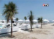 Plaje luate cu asalt (video)