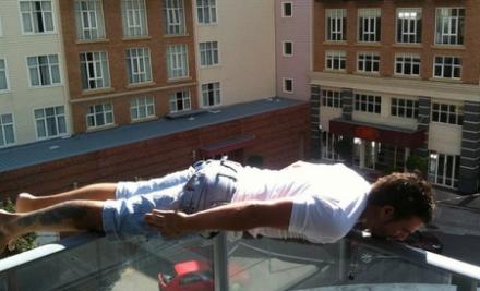 un-barbat-a-cazut-de-la-balcon-si-a-murit-incercand-sa-faca-planking-95563.jpg