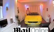Un englez îndrăgostit de maşina sa îşi parchează Ferrari-ul în mijlocul camerei