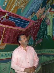 Se lucrează la picturăBiserica Sfinţii Mihail şi Gavril din Izvoru Mare, reparată în totalitate (galerie foto)