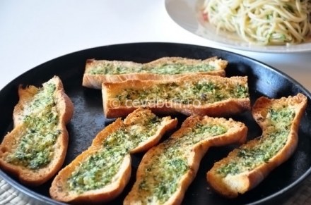 garlic-bread.jpg garlic-bread.jpg