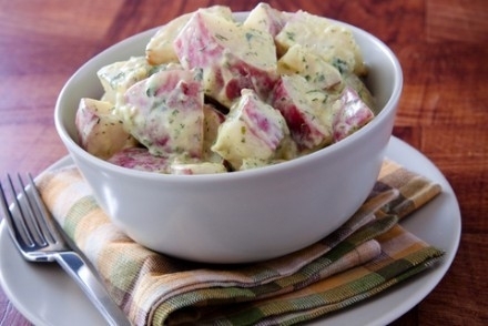 salata-de-cartofi-noi-cu-iaurt-si-hrean.jpg