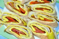 Rulouri cu omletă şi ardei copt
